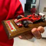 �Faccio questo da quando avevo otto anni e oggi mi occupo di modellismo di alto livello�, ci dice Angelo mostrandoci una Ferrari rossa gi� montata